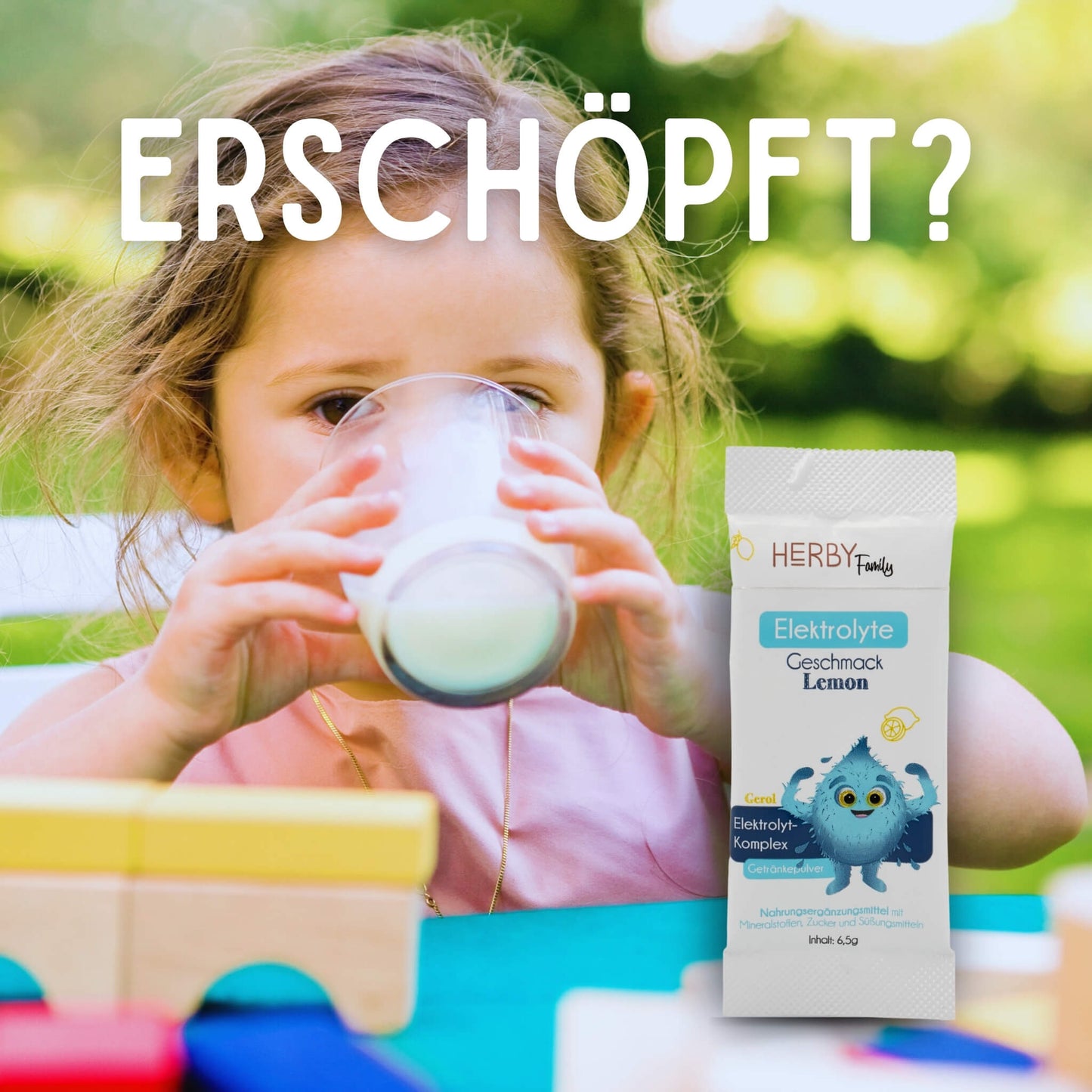 Kind das aus Wasserglas trinkt, das mit Elektrolyten gefüllt ist und Elektrolytpulver-Beutel im Vordergrund.
