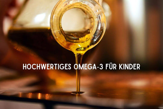 Öl das aus Glasflasche gegossen wird