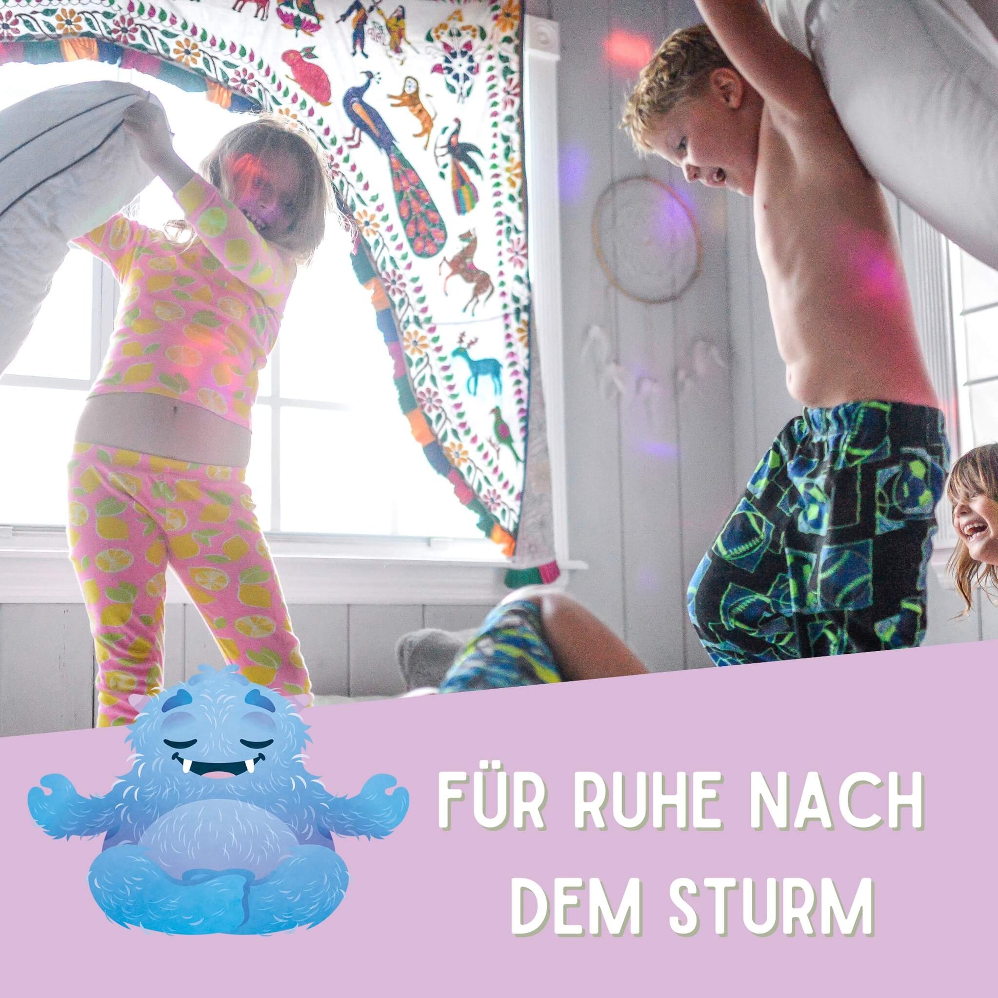 Kinder veranstalten Kissenschlacht im Hintergrund, im Vordergrund steht die Chilly Milly Flasche 