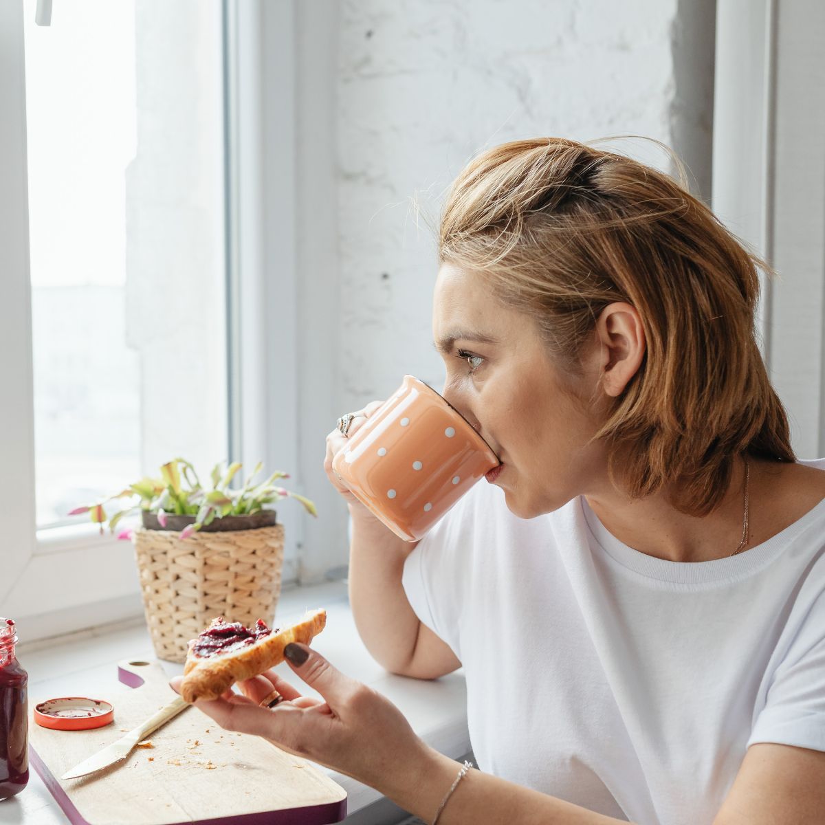 Mama nimmt sich einen ruhigen Moment für sich: Kaffee am Morgen, bevor der Familienalltag beginnt