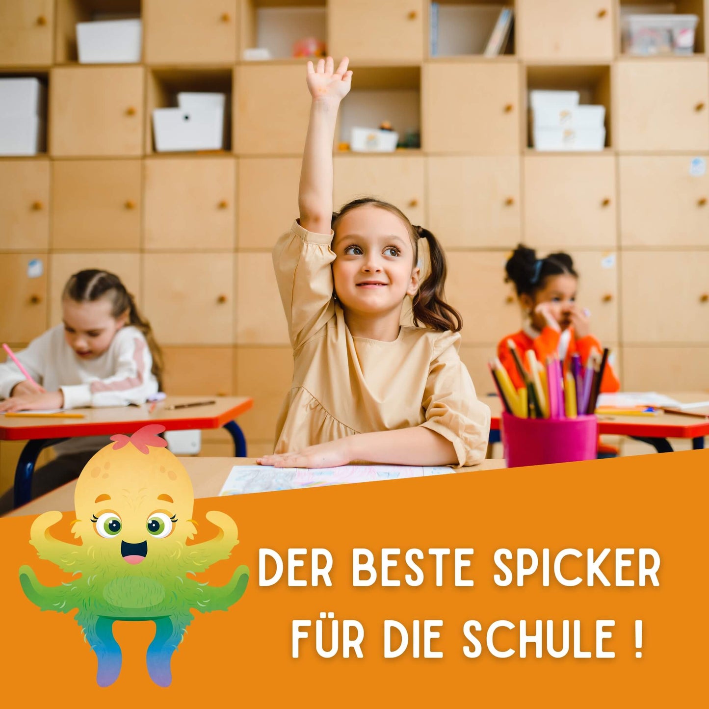 Kind in der Schule, das sich meldet, im Vordergrund steht die Hokus Fokus Flasche