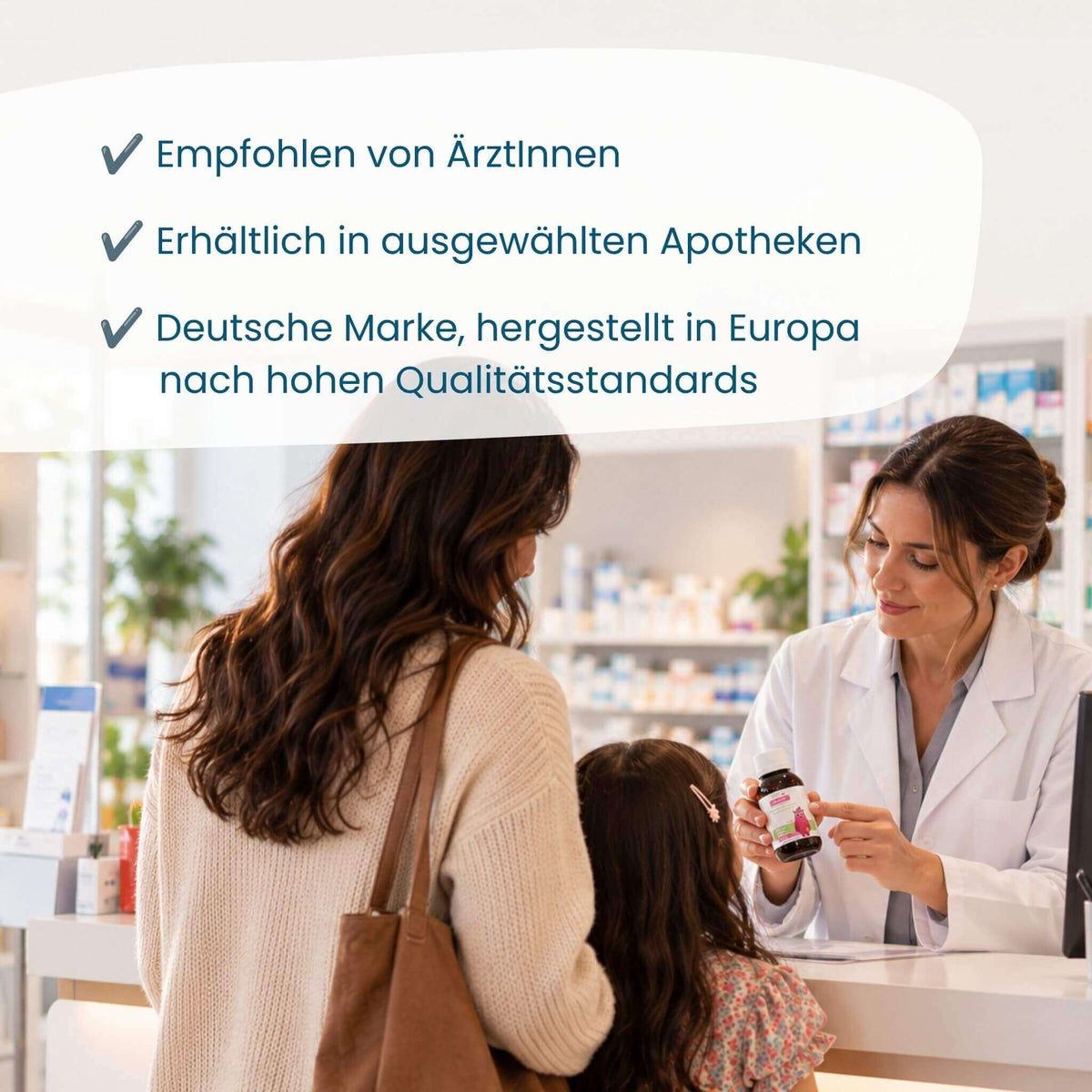 Apothekerin zeigt Mutter und Tochter eine Flasche Mahlzeit! Sirup: HERBY Family ist in ausgewählten Apotheken erhältlich, deutsche Marke, hergestellt in Europa