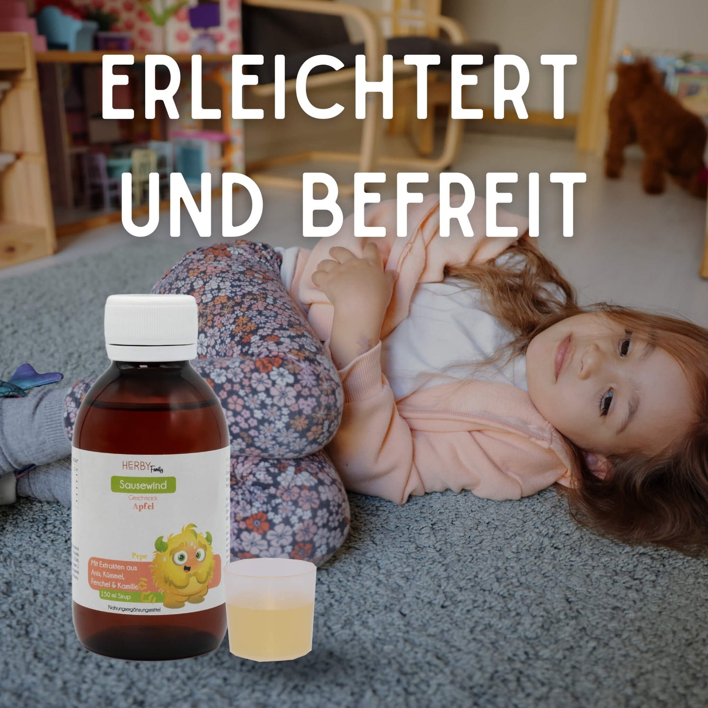 Kind das auf dem Boden liegt und sich den Bauch hält und einer Flasche Sausewind im Vordergrund