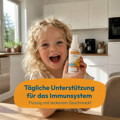 Kind hält HERBY Family Vitamin D3 Spray mit Erdbeergeschmack in einer hellen Küche.