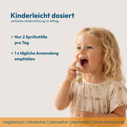 Kind wendet HERBY Family Vitamin D3 Spray mit Erdbeergeschmack an – zwei Sprühstöße täglich.