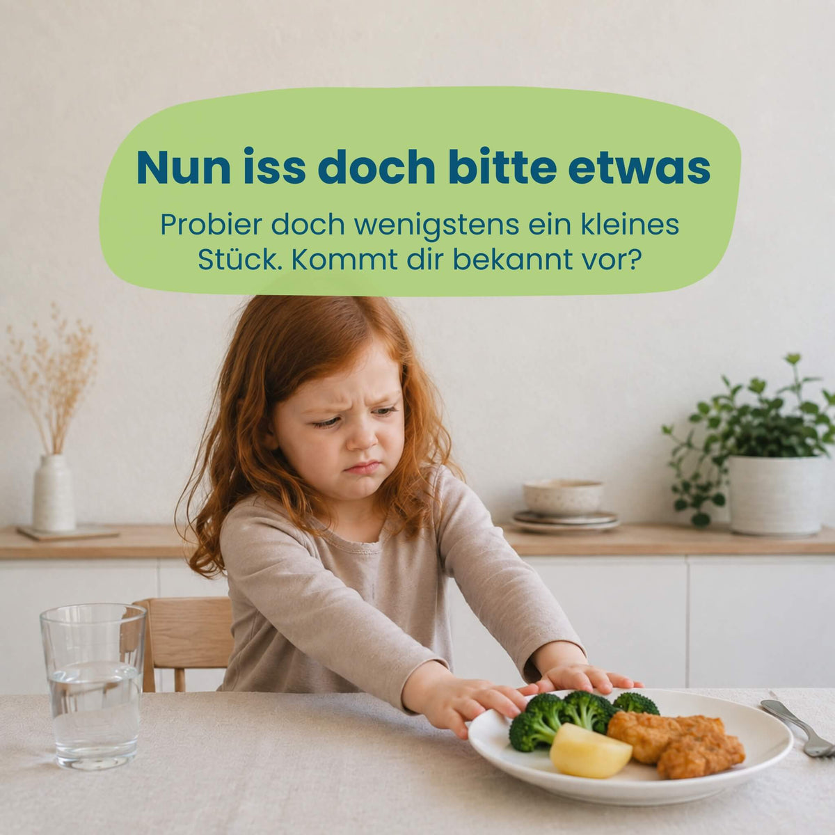 Kind sitzt unzufrieden vor dem Teller und möchte nicht essen