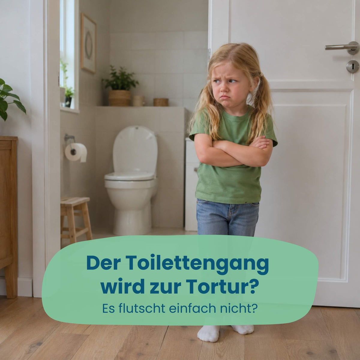 Verärgertes Kind steht vor dem Badezimmer, Toilettengang als Herausforderung